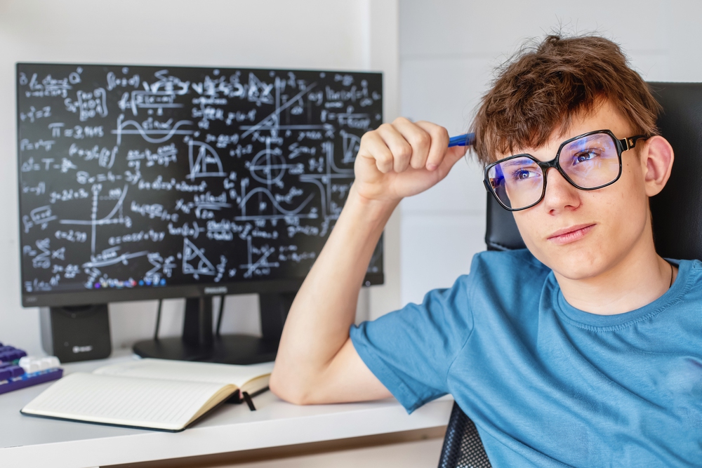 תלמיד סקרן מהרהר חושב מתמטיקה משקפיים