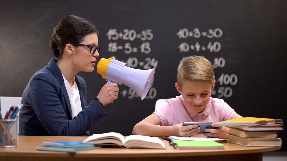מי ילמד את ילדי המאה ה-21: המורה סירי או המורה שרה?